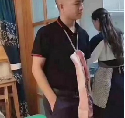 중국 내 돼지고기값이 크게 오른 가운데, 한 중국 누리꾼이 돼지고기로 목걸이를 만든 사진을 온라인에 게재했다. /사진=웨이보 캡처