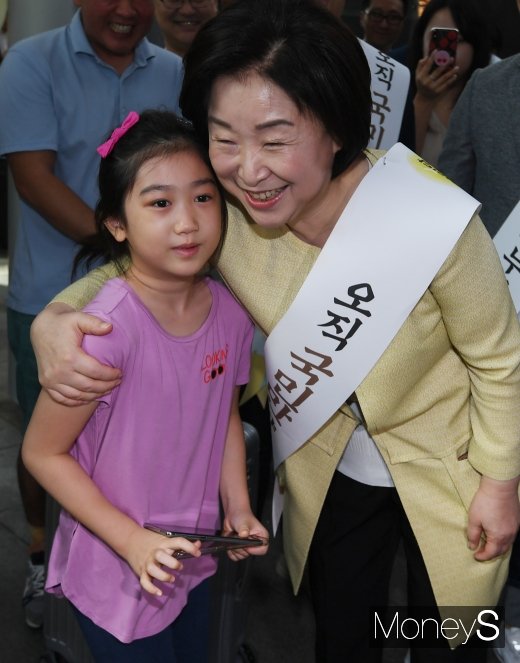 [머니S포토] 어린이와 귀성 인사하는 심상정 대표