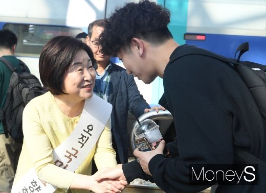 [머니S포토] 귀성객들과 인사하는 심상정