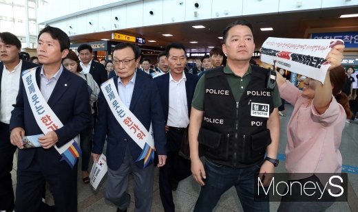 [머니S포토] 장애인단체 항의 받는 이해찬·이인영