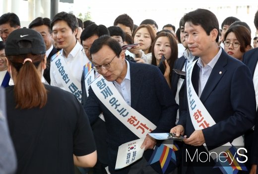 [머니S포토] 귀성객들에게 인사하는 이해찬·이인영