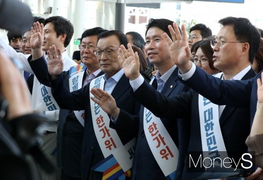 [머니S포토] 이해찬 대표 '고향 잘 다녀오세요'