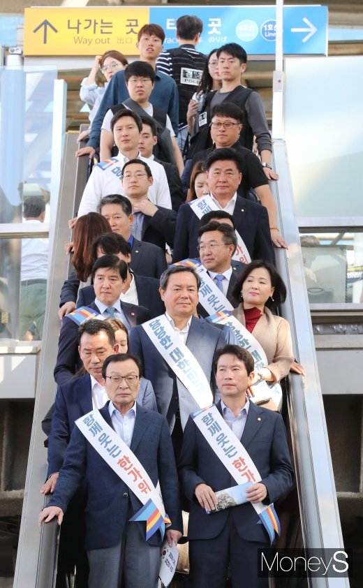 [머니S포토] 추석 연휴 앞두고 민심 잡기 나선 더불어민주당