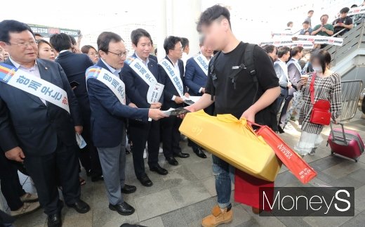 [머니S포토] 귀성객 배웅 나선 이해찬 대표와 이인영 원내대표