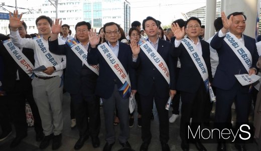 [머니S포토] 귀성객들 배웅하는 더불어민주당