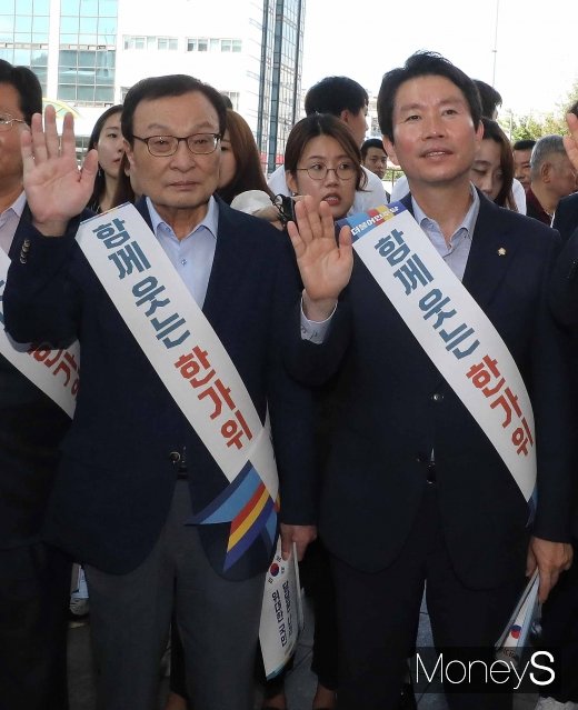 [머니S포토] 이해찬 대표·이인영 원내대표 '즐거운 귀성길 되세요'