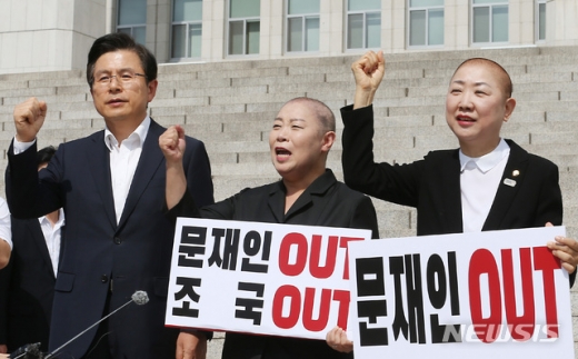 황교안 자유한국당 대표, 김숙향 동작갑 당원협의회 운영위원장, 박인숙 한국당 의원(왼쪽부터) 11일 삭발 이후. /사진=뉴시스    