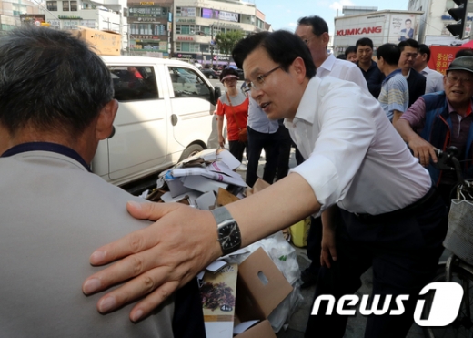 황교안 자유한국당 대표가 11일 인천시 부평구 '부평 문화의 거리' 앞에서 열린 한국당의 '살리자! 대한민국 문재인 정권 순회 규탄대회'에 참석한 후 시민들과 인사를 나누고 있다. /사진=뉴스1