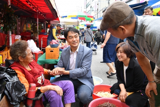 김상호 하남시장은 11일 우리 고유의 명절 한가위를 맞아 전통시장을 방문하여 이용 홍보에 나섰다. / 사진제공=하남시