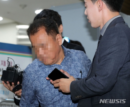 조국 법무부장관 가족이 투자한 사모펀드 관련 의혹의 인물인 투자업체  대표 최모씨가 11일 오전 서울 서초구 서울중앙지방법원에서 열린 영장 실질심사에 출석하고 있다. /사진=뉴시스