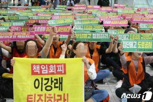 김천 한국도로공사 본사를 점거해 사흘째 농성 중인 톨게이트 요금수납 노동자들에 대한 경찰의 강제 해산이 임박한 것으로 알려진 가운데 11일 오후 농성중인 노조원들이 대오를 갖춰 구호를 외치고 있다. /사진=정우용 뉴스1 기자 