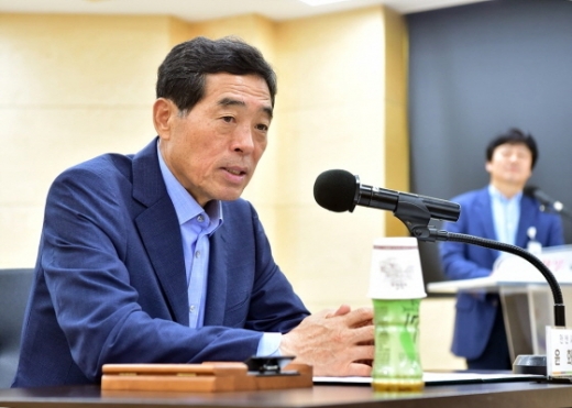 윤화섭 안산시장이 10일 열린 제3기 시민감사관 위촉식에서 인사말을 하고 있다. / 사진제공=안산시