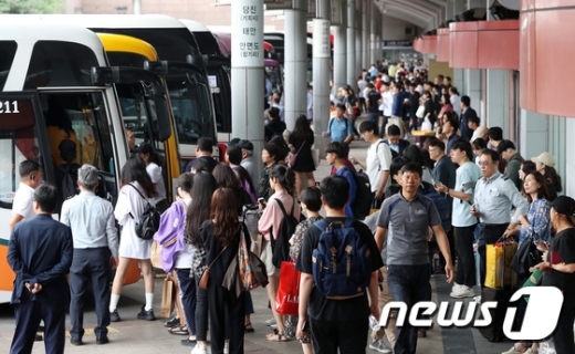 추석연휴를 하루 앞둔 11일 오후 서울 강남구 고속터미널 호남선 승강장이 귀성객들로 붐비고 있다. /사진=뉴스1