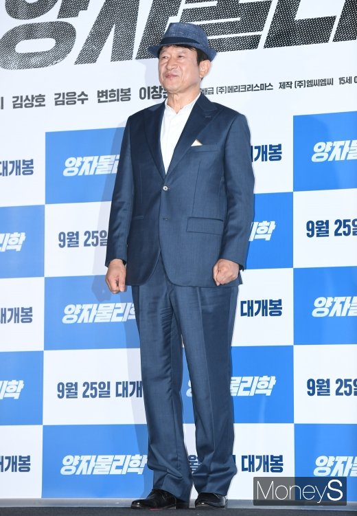 [머니S포토] 김응수 '회장님 느낌으로'