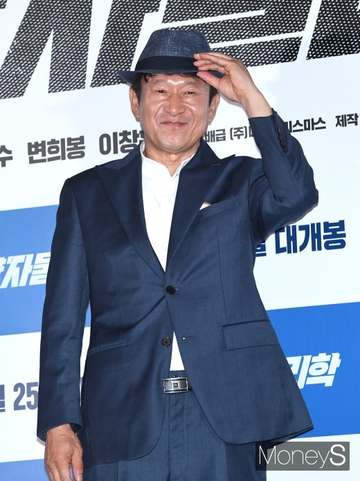 [머니S포토] 중절모로 멋낸 배우 김응수