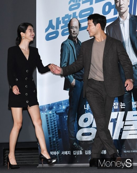 [머니S포토] 서예지 에스코트하는 박해수