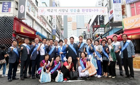 백군기 용인시장, 용인중앙시장 찾아 시장 상인 격려. / 사진제공=용인시 