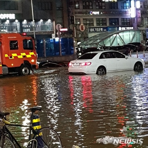 13일 오후 경기도 안양시 동안구 인덕원역 사거리에서 광역상수관 파열로 도로가 침수돼 있다. / 사진=독자 조혜정씨 제공