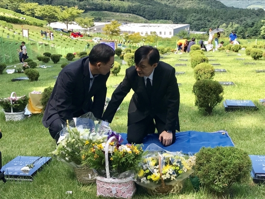 14일 조국 법무부장관이 부산추모공원에 안치된 고 김홍영 전 검사 묘소를 찾아 김 전 검사의 아버님과 함께 이야기를 나누고 있다. /사진=뉴스1 DB