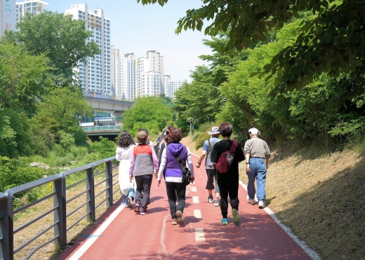 용인시 처인구보건소는 생활 속 걷기 실천으로 건강을 유지할 수 있도록 밤낮 걷기 프로그램에 참여할 주민 60명을 16일부터 모집한다. / 사진제공=용인시 처인구보건소