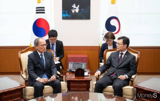 지난 8월 한국 백색국가 배제와 관련해 나가미네 야스마사 주한 일본대사가 외교부 조세영 1차관과 면담을 하고 있다. / 사진=머니S 임한별 기자.