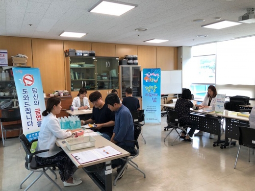 중원청소년수련관에서 찾아가는 작은 보건소 운영 때 지역 주민 구강 상담 중. / 사진제공=성남시 중원구보건소
