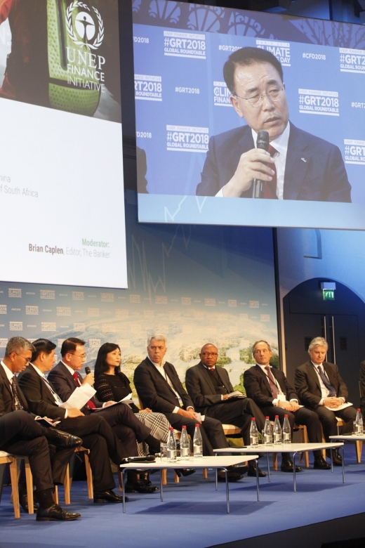 조용병 신한금융그룹 회장이 지난해 11월 UNEP FI 글로벌 행사에 직접 참석해 전 세계 금융산업을 위한 '책임은행원칙'을 공동 제정 및 발표하는 모습/사진=신한금융