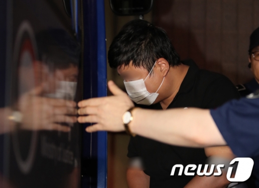 조국 법무부장관 일가 '사모펀드 의혹'의 키맨으로 지목된 조 장관의 5촌 조카 조모씨가 16일 새벽 서울 서초구 서울중앙지방검찰청에서 조사를 마치고 호송차에 오르고 있다. /사진=뉴스1