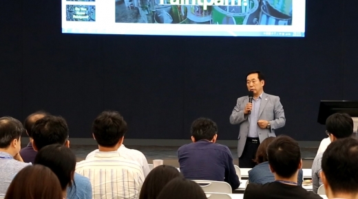 코오롱인더스트리 장희구 대표가 지난 5일 마곡 원앤온리타워에서 사내 벤처 프로그램인 K-벤처스로 소재 국산화에 앞장서고 신성장 사업 아이디어를 발굴하자는 취지를 임직원들에서 설명하며 참여를 독려하고 있다. / 사진=코오롱인더스트리