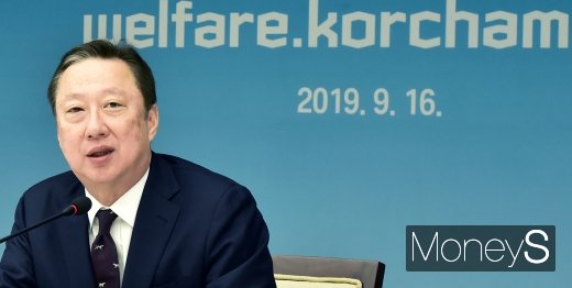[머니S포토] 박용만 대한상의 회장, 중소기업 복지플랫폼 출범 축하