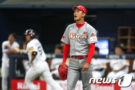 SK 와이번스 투수 김광현(오른쪽)이 지난달 8일 서울 고척스카이돔에서 열린 2019 KBO 리그 키움 히어로즈의 경기에서 3회말 키움 이지영에게 안타를 맞은 뒤 아쉬워하고 있다. /사진=뉴스1