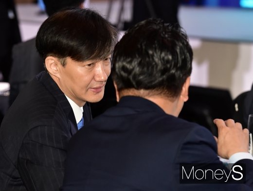 [머니S포토] 전자증권제도 시행, 의견 나누는 조국-민병두