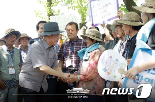 문재인 대통령이 지난 7월30일 경남 거제시 저도를 찾아 주민들과 인사를 나누고 있다. /사진=청와대 제공