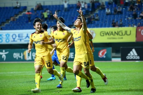 ▲지난 15일 27라운드 아산전 윌리안 득점 세리머니/사진제공=광주FC