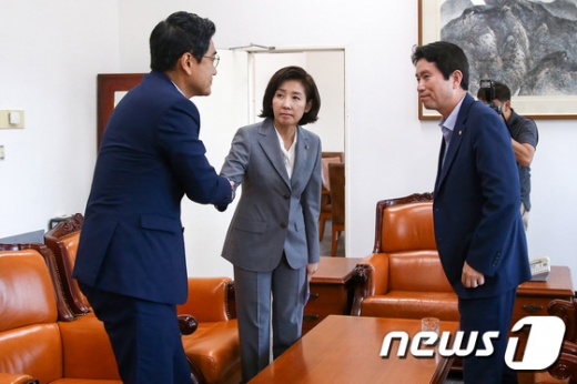 이인영 더불어민주당 원내대표, 나경원 자유한국당 원내대표, 오신환 바른미래당 원내대표가 16일 서울 여의도 국회 운영위원장실에서 만나 인사를 나누고 있다. /사진=뉴스1