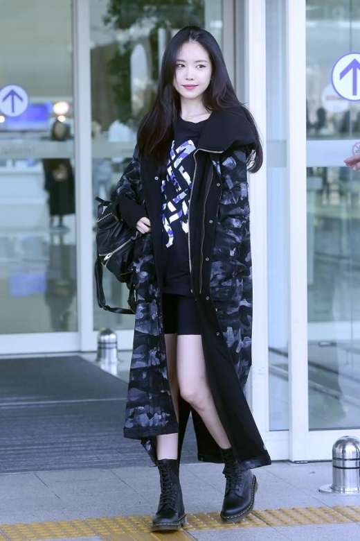 [★공항패션] 손나은, 계절을 앞서는 패션…'시크한 매력'