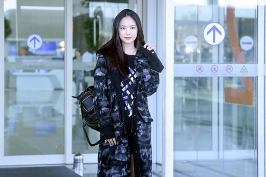 [★공항패션] 손나은, 계절을 앞서는 패션…'시크한 매력'