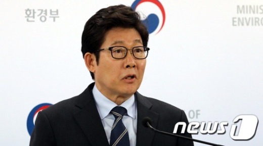 조명래 환경부 장관이 16일 정부세종청사 환경부 기자실에서 설악산 오색 케이블카 설치사업 부동의 관련 입장 발표를 하고 있다. /사진=뉴스1