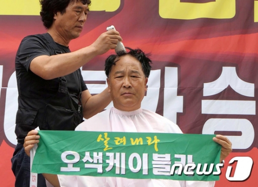 김진하 양양군수가 지난달 27일 서울 종로구 효자치안센터 앞에서 열린 상경집회에서 설악산 오색케이블카 관련 환경부의 환경영향평가 원안 승인을 촉구하며 삭발하고 있다. /사진=양양군 제공