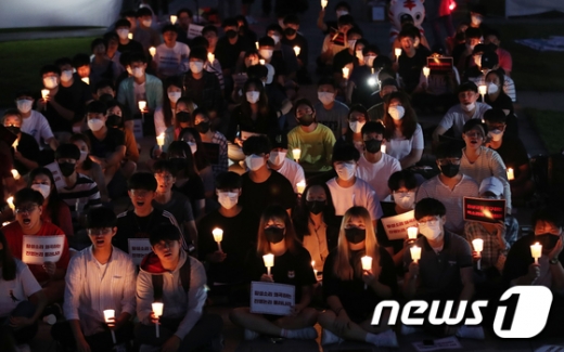 지난달 30일 서울 성북구 고려대학교 중앙광장에서 열린 '조국 후보자 딸 입시비리 의혹, 진상규명 촉구' 집회에서 학생들이 촛불을 들고 진상규명을 촉구하는 구호를 외치고 있다. /사진=뉴스1