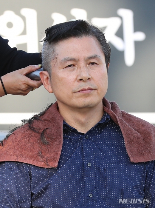 황교안 자유한국당 대표가 16일 서울 종로구 청와대 앞 분수대 광장에서 조국 법무부 장관의 사퇴를 촉구하며 삭발을 하고 있다. /사진=뉴시스