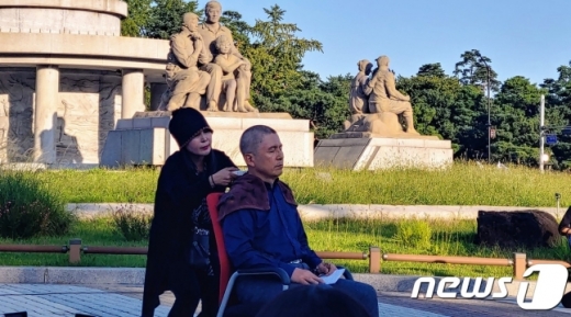 황교안 자유한국당 대표가 16일 청와대 앞 분수대에서 조국 법무부 장관 임명에 반발하며 삭발하고 있다. /사진=뉴스1