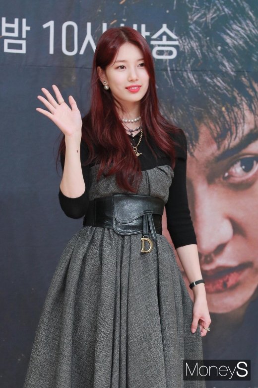 [머니S포토] 꽃보다 수지, 부드러운 손인사