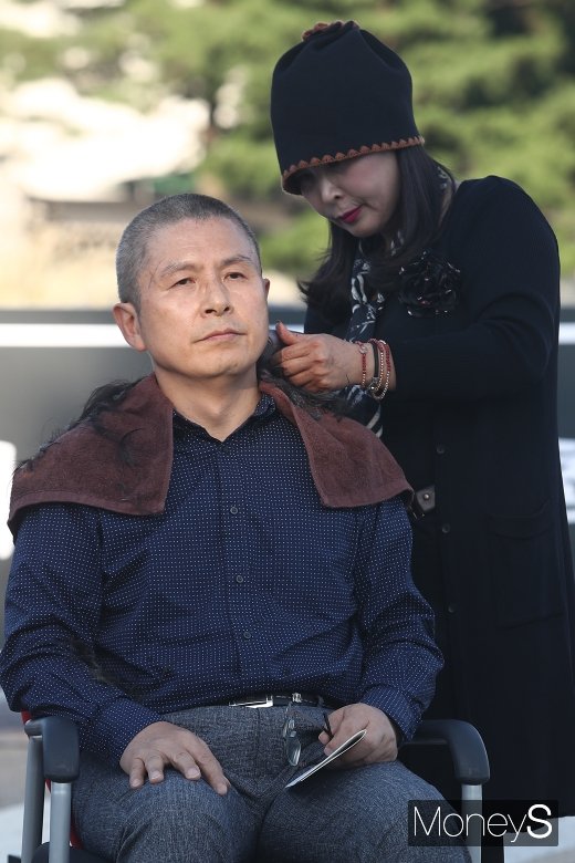 [머니S포토] 황교안 대표, 청와대 앞에서 삭발 투쟁