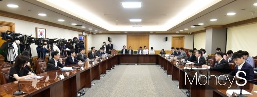 [머니S포토] 사우디 석유시설 피격, 국제유가 얼마나 오를까