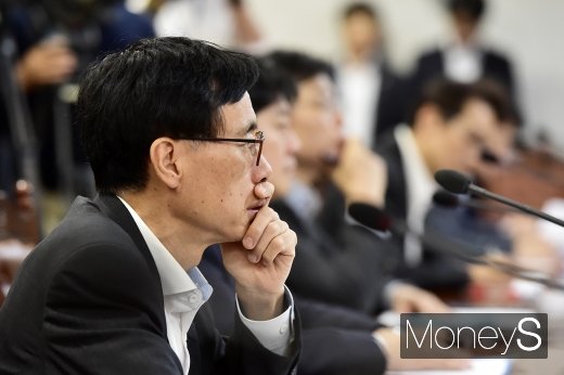 [머니S포토] 국제 유가 폭등, 정부 대응책은?