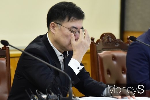 [머니S포토] 국제유가 폭등, 생각에 잠긴 손병두 부위원장
