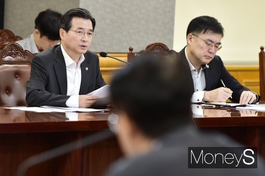 [머니S포토] 국제유가 관련 발언하는 김용범 차관