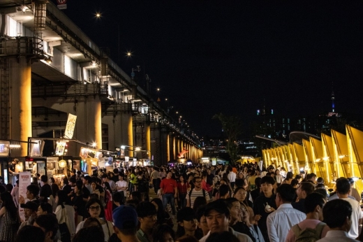 인산인해를 이룬 반포 한강공원 밤도깨비야시장. /사진=서울밤도깨비야시장(ⓒ Seoul Bamdokkaebi Night Market)