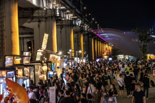 반포대교 분수를 배경으로 들어선 반포 한강공원 밤도깨비야시장. /사진=서울밤도깨비야시장(ⓒ Seoul Bamdokkaebi Night Market)